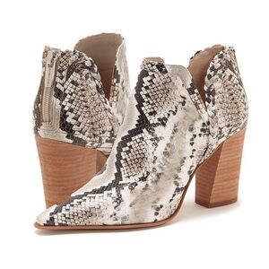 𝅺NEW Vince Camuto Delsimba Snakeskin Pointed Toe Ankle Bootie Tan Brown